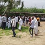 फैसले के इंतजार में अदालत के बाहर जमा लोग।