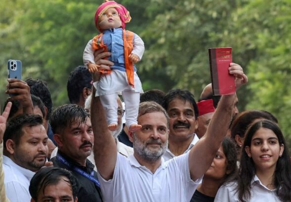 राहुल गांधी INDIA ब्लॉक के नेताओं के साथ पहुंचे सुप्रीम कोर्ट।‌ (फाइल फोटो)