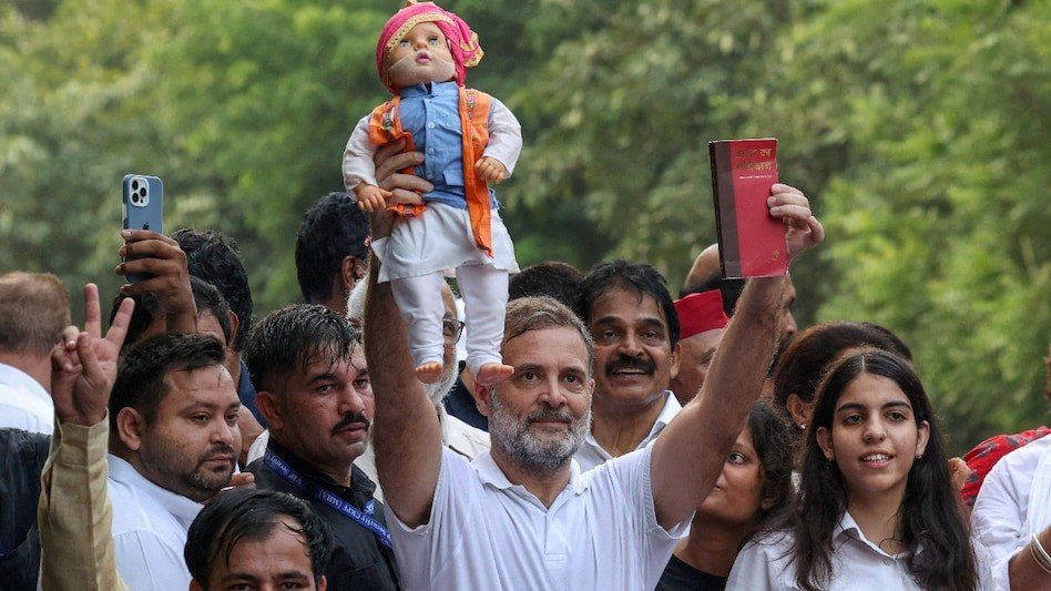 राहुल गांधी INDIA ब्लॉक के नेताओं के साथ पहुंचे सुप्रीम कोर्ट।‌ (फाइल फोटो)